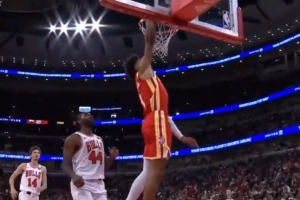 扣爽了！老鹰压迫防守连续抢断 杰伦-约翰逊反击暴扣两连击