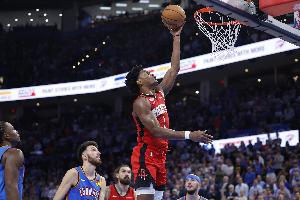 打得不错！阿门半场8中4拿到8分并送出4次助攻 另有4板1断