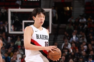 张卫平：杨瀚森两投不中教练反而不换他 怕打击信心 教练挺仁义的