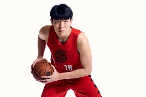 媒体人：杨瀚森别看网上的言论 专注在训练和比赛录像上