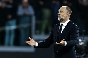 尤文此前已11次赛季中途换帅，98-99赛季安切洛蒂曾接替里皮