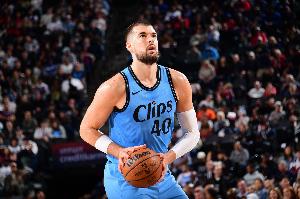 攻防稳稳的！祖巴茨半场出战16分钟 6中5&4罚4中砍下14分4板2帽