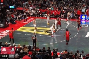 手真硬！布鲁斯-布朗扑防不及 格兰特三分出手命中还加罚！