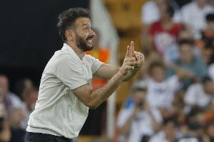 瓦伦主帅：上半场我们几乎没出半场 我们在边路受到了很大的压力