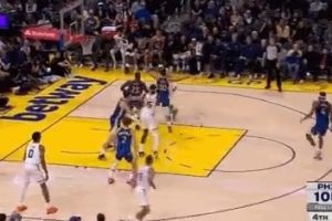 卖力防守！库里紧贴古德温造成对手掩护犯规