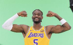 艾顿连场至少20分10板且真实命中率70%+ 湖人队史第三人