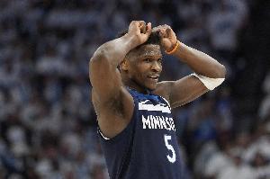 火力全开！爱德华兹半场16中10爆砍29分 三分10中6