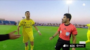 不满判罚！半场时C罗找裁判投诉无果，点赞+讽刺：吹得好干得漂亮