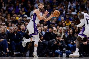 虽然打得不错但还是有差距！小萨12中8拿19分8板4助 末节6犯毕业