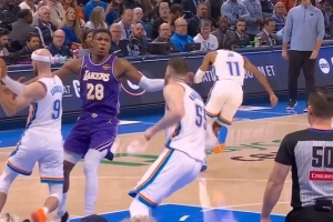 这不明显？八村塁被拉拽导致失误 但裁判无视