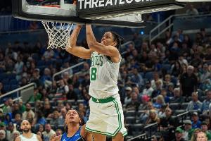 真能跳！米诺特身后起飞隔人单臂补扣