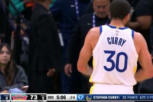 半节已砍18分！库里追身三分轰进！勇士反超