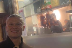 太阳报：哈兰德吃中餐点烤鸭脆皮五花肉，餐厅调侃推出哈兰德套餐