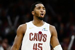 招牌动作！米切尔突破头顶大回环 轻松抛投命中！