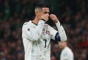 看到C罗被罚下后，一群在酒吧看球的爱尔兰球迷庆祝