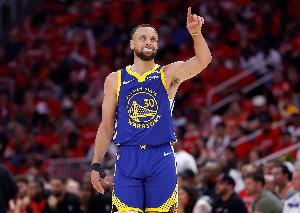 解说：面对如此库里我们欣赏表演就好 福克斯但凡进1个马刺都能赢