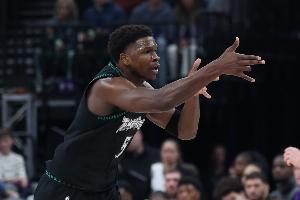 球星对飙！爱德华兹第三节7中4轰下17分 威少3中2拿7分5助