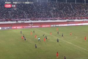 拜合拉木进球越位？传球瞬间定格显示，韩国队有一名后卫与其平行