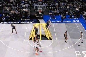 危险！萨格斯扑防杰明三分犯规 裁判回看升级一级恶意&三罚一掷