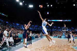 梦回巴黎！库里撤步超高弧度三分越过文班指尖！