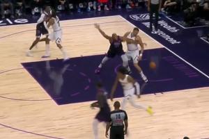 滑稽！戈贝尔自信背打约基奇 撞了一下直接丢球了