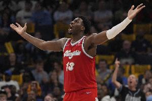 不准但能造杀伤！小贾伦10中3拿到17分1板1帽 罚球11中10