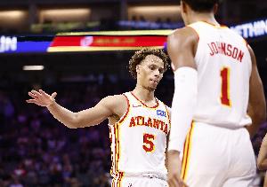 强盗啊！丹尼尔斯手中生抢断球助约翰逊反击空接得分