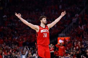 关键盖帽+勾手绝平救赎！申京全场31中11得到30分13板8助5失误