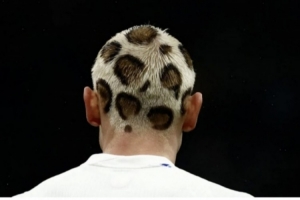 豹纹头登场！挪威后卫莱尔森昨晚世预赛的豹纹新发色夺人眼球