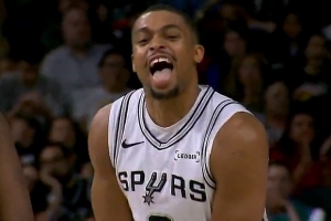 打嗨了打嗨了！福克斯抢断长传 凯尔登快下再送双手折叠暴扣