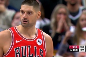 制造险情！武切维奇犯规送球权 约基奇绝平三分不中