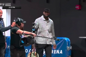 提前五个多小时！晚间7点半的比赛 詹姆斯下午2点15就到场备战