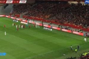 居尔为土耳其破门，这是西班牙本届世预赛的第一粒丢球