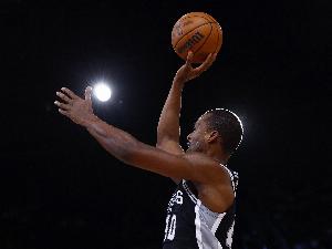 真挺准！哈里森·巴恩斯半场6中4&三分4中2拿到11分3板