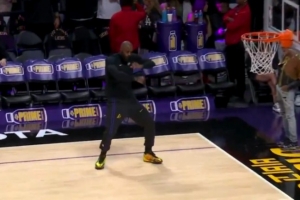 詹姆斯赛前天勾命中 原地扭动跳起摇手舞