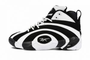 致敬！库里做客奥兰多 穿奥尼尔的锐步“鲨鱼”入场