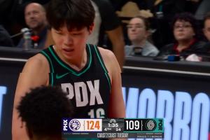 很积极啊！杨瀚森快攻一马当先 上篮被帽但抢回来再次打进2+1