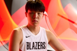 记者：杨瀚森在球场和生活都遇到困难 起起伏伏都是很正常的经历