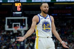 上来就有！库里摆脱接球突破 后撤步高难度三分空心命中！