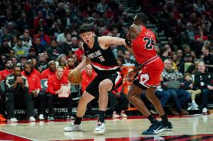 拓记：今日杨瀚森展示了低位技巧 虽只得2分但对防守的理解更好了