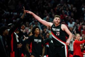 遗憾的生涯之夜~克林根狂抢10个前场板多于公牛全队 空砍17分21板