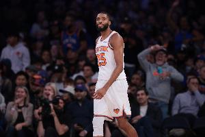 看着都疼！米卡尔·布里奇斯防守被肘翻 裁判回看后没升级