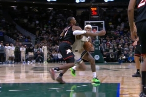 夹手臂了！特伦特进攻犯规 雄鹿挑战失败