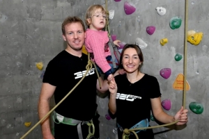 图片报：纳格尔斯曼与女友亮相电视节目，呼吁为慈善活动捐款