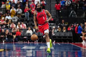 解说：下赛季哈登的合同好像是部分保障 要不考虑再换个地方？