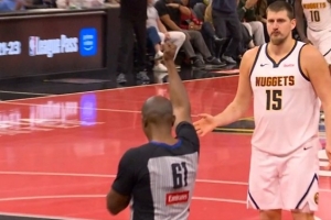 危险的信号！约基奇身后抢板推人犯规 个人已经5犯