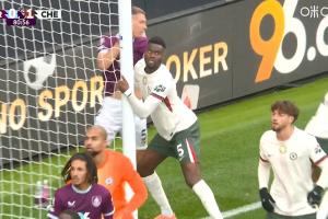 巴迪亚西勒角球防守时利用立柱将对方挤出底线，被裁判出示黄牌