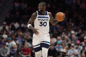 极限操作！双方争抢篮板人仰马翻 兰德尔鱼跃拿球人群中喊暂停！