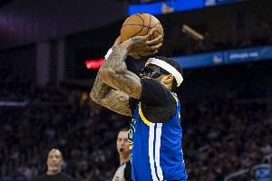 太拼了！小佩顿倒地拼抢有点受伤 回到更衣室接受治疗了