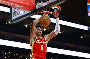 新鹰王起飞！杰伦·约翰逊封盖霍金斯 随后一条龙完成滑翔暴扣